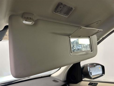 Used 2023 Land Rover Discovery Sport SE image 31