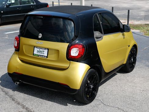 Used 2017 smart fortwo Proxy RWD image 15