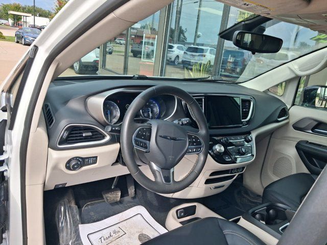 Used 2024 Chrysler Pacifica Touring-L FWD image 12