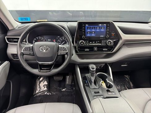 Used 2020 Toyota Highlander XLE AWD/4WD image 7