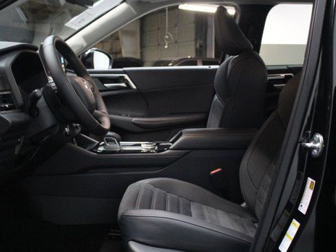 New 2025 Mitsubishi Outlander SE image 6