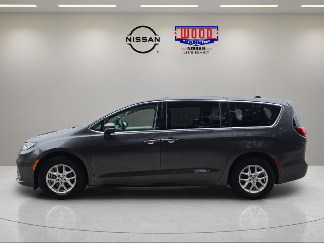 Used 2023 Chrysler Pacifica Touring-L FWD image 5