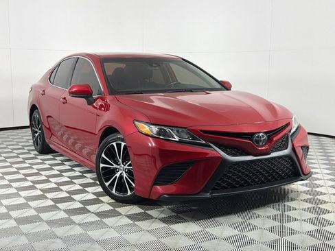 Used 2020 Toyota Camry SE image 2