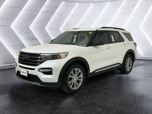 Used 2020 Ford Explorer XLT w/ Equipment Group 202A image 3