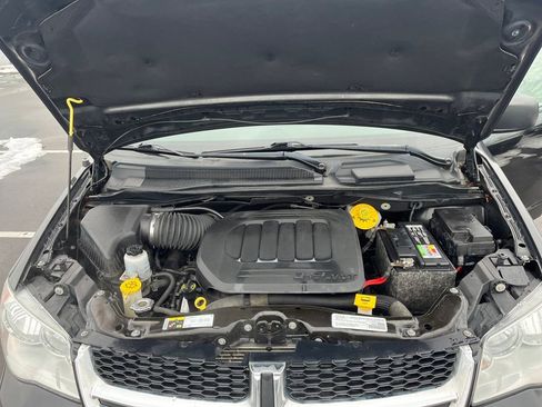 Used 2019 Dodge Grand Caravan SE w/ UConnect Hands-Free Group image 17