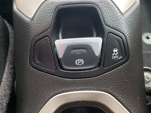 Used 2017 Jeep Renegade Latitude w/ Popular Equipment Group AWD/4WD image 21