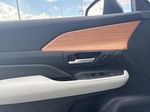 Used 2026 Toyota Grand Highlander Limited image 11