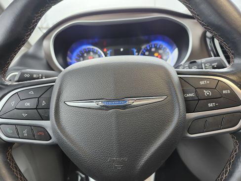 Used 2017 Chrysler Pacifica Touring-L image 23