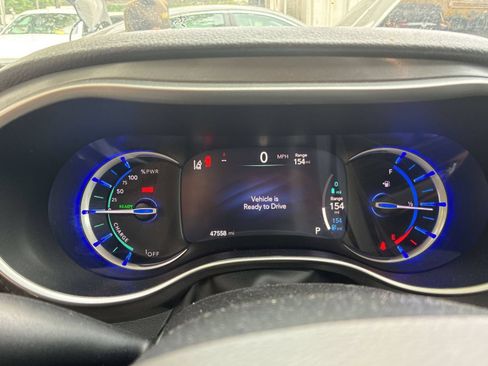 Used 2023 Chrysler Pacifica Touring-L FWD image 16