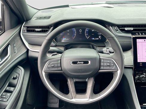 New 2025 Jeep Grand Cherokee Limited w/ Black Appearance Package image 32