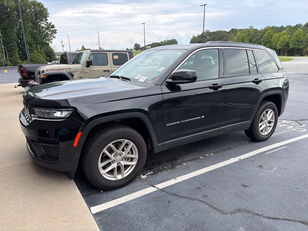 Certified 2025 Jeep Grand Cherokee Laredo X w/ Luxury Tech Group I RWD image 3