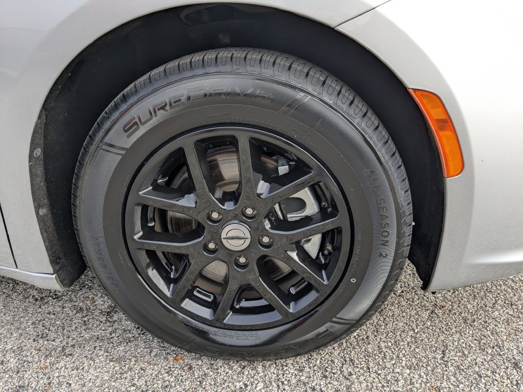 Used 2024 Chrysler Pacifica Touring-L FWD image 25
