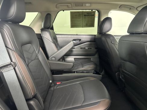 Used 2025 Nissan Pathfinder Platinum FWD image 31