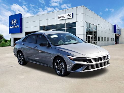 Used 2025 Hyundai Elantra Sport image 3