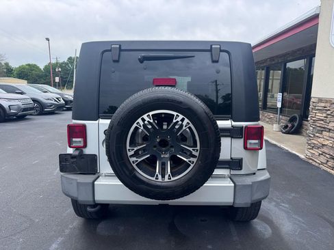 Used 2009 Jeep Wrangler Unlimited Sahara AWD/4WD image 5