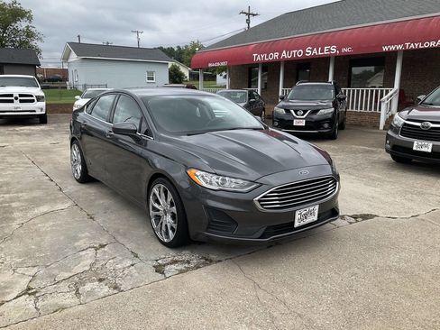 Used 2019 Ford Fusion SE image 1