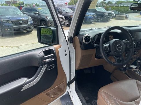 Used 2017 Jeep Wrangler Unlimited Sahara w/ Connectivity Group AWD/4WD image 10