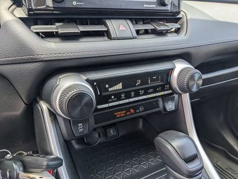 Used 2021 Toyota RAV4 LE AWD/4WD image 24