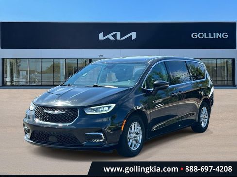 Used 2023 Chrysler Pacifica Touring-L FWD image 5