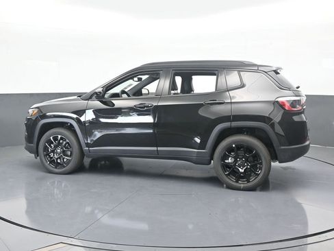 Used 2026 Jeep Compass Latitude AWD/4WD image 3