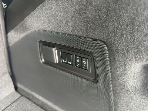 Used 2021 Cadillac Escalade Premium Luxury image 13