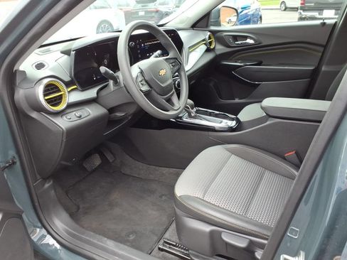 Used 2025 Chevrolet Trax LT FWD image 10