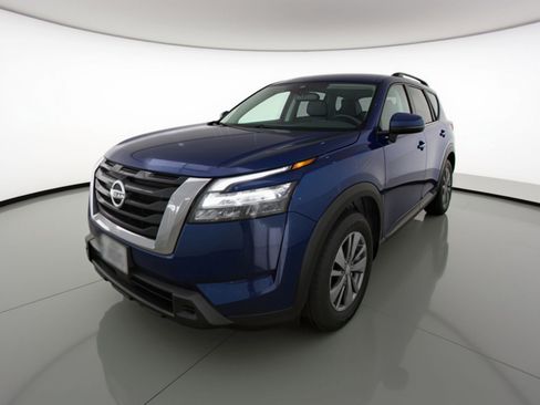 Used 2025 Nissan Pathfinder SV image 3