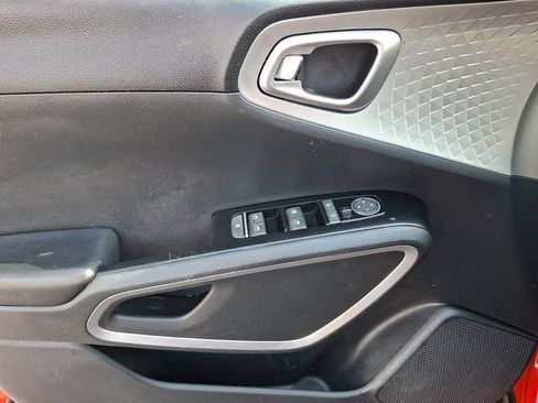 Used 2023 Kia Soul LX w/ LX Technology Package FWD image 16