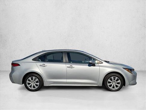 Used 2022 Toyota Corolla LE image 4