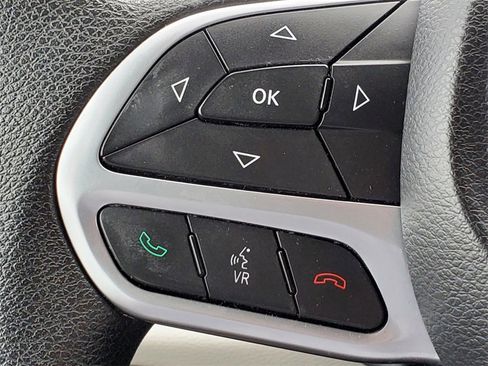 Used 2017 Chrysler Pacifica Touring image 18