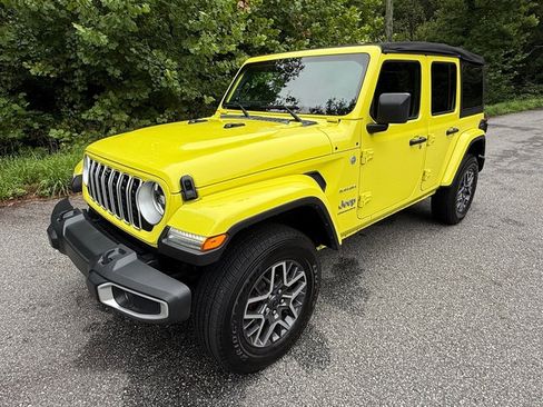 Used 2024 Jeep Wrangler Unlimited Sahara w/ Technology Group AWD/4WD image 2