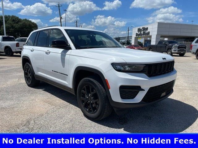 Used 2025 Jeep Grand Cherokee Altitude AWD/4WD image 2