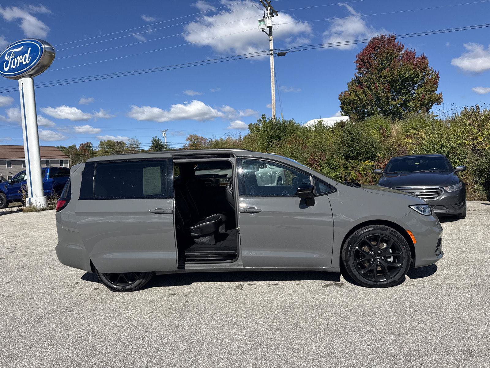Used 2025 Chrysler Pacifica Limited FWD image 8