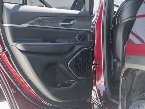 Used 2024 Jeep Grand Cherokee Limited image 36