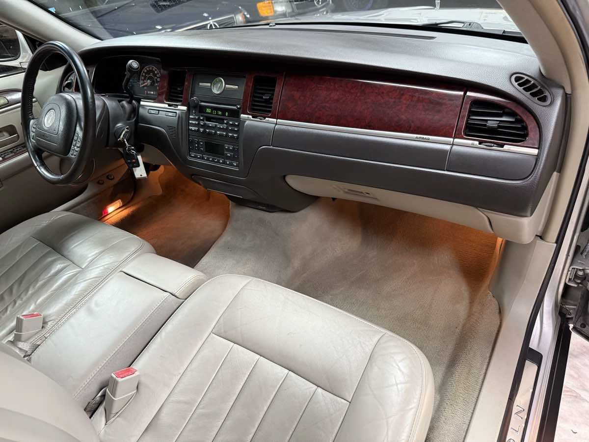 Used 2003 Lincoln Town Car Executive RWD image 11