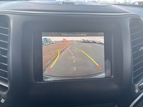 Used 2019 Jeep Cherokee Latitude Plus w/ Comfort/Convenience Group image 20