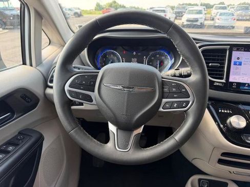 Used 2023 Chrysler Pacifica Touring-L FWD image 14