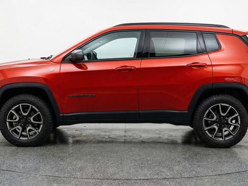 Used 2025 Jeep Compass Trailhawk AWD/4WD image 5