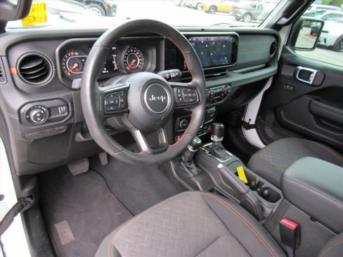 Certified 2024 Jeep Gladiator Mojave w/ Technology Group image 17