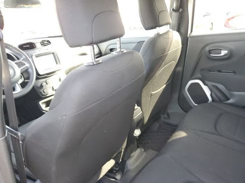 Used 2018 Jeep Renegade Latitude FWD image 13