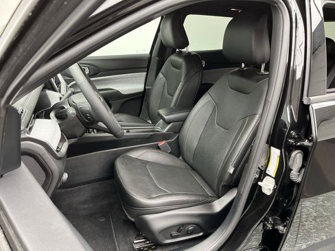 Used 2023 Jeep Compass Latitude AWD/4WD image 8