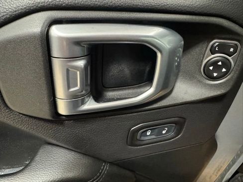 Used 2020 Jeep Wrangler Unlimited Sahara image 11