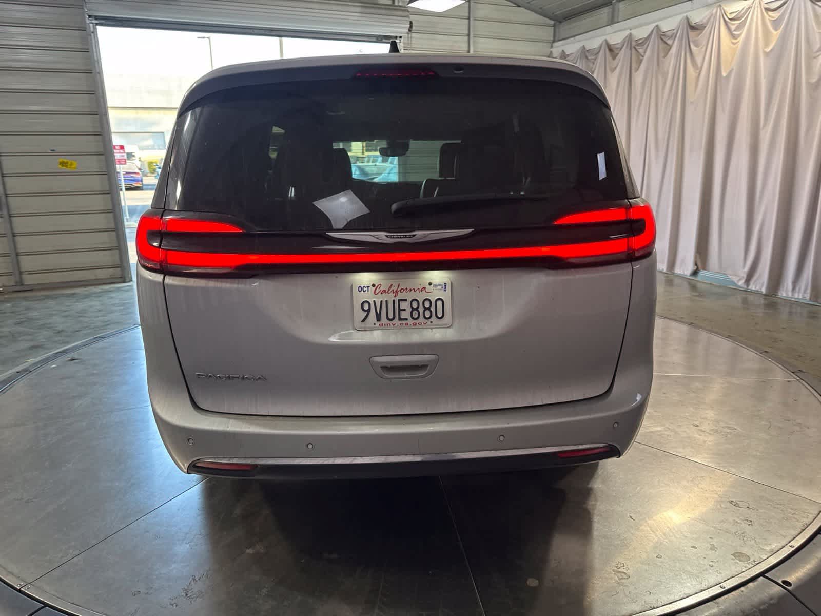 Used 2024 Chrysler Pacifica Touring-L FWD image 6
