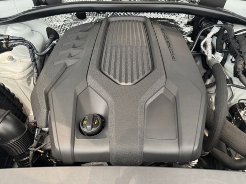 Certified 2025 Porsche Macan image 28