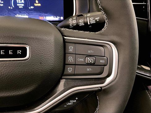 Used 2024 Jeep Wagoneer Base w/ Convenience Group I image 18