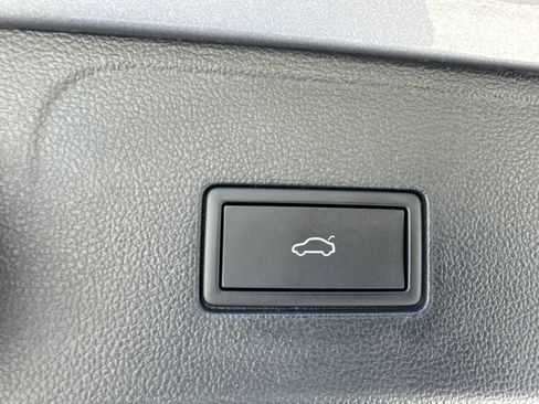 Used 2025 Volkswagen Atlas SE FWD image 19