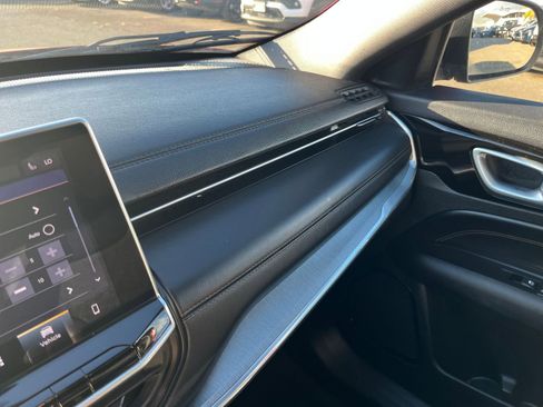 Used 2023 Jeep Compass Limited image 37