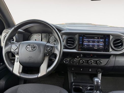 Used 2017 Toyota Tacoma TRD Sport w/ Tow Package (A/T) image 12