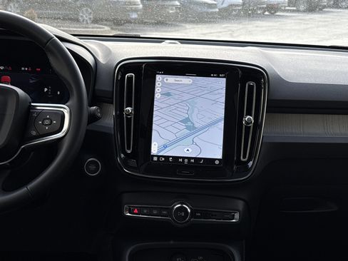 Used 2025 Volvo XC40 B5 Core image 30