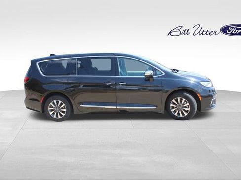 Used 2023 Chrysler Pacifica Limited FWD image 4